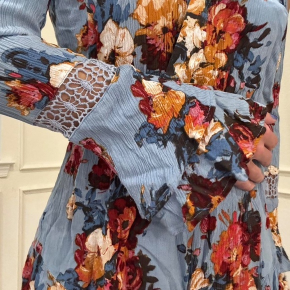 V-Neck Flowy Floral Romper - Picture 3 of 9